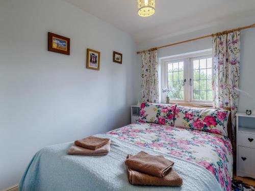 sypialnia z łóżkiem z dwoma ręcznikami w obiekcie 3 Bed in Wroxham 78708 w mieście Honing