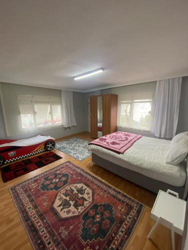 ein Schlafzimmer mit einem großen Bett und einem Teppich in der Unterkunft Triplex house 2 in Arnavutköy