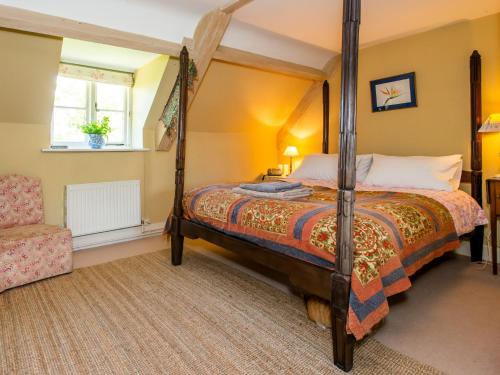 A bed or beds in a room at 5 Bed in Sturminster Newton 76458
