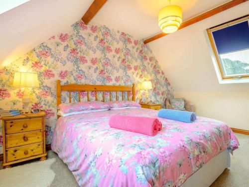 een slaapkamer met een bed met roze en blauwe lakens bij 1 Bed in Brecon BN015 in Brecon