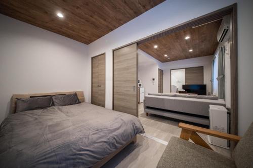 旭川市にあるASPIRE【2min from Asahikawa sta】のベッドルーム1室(ベッド1台付)、