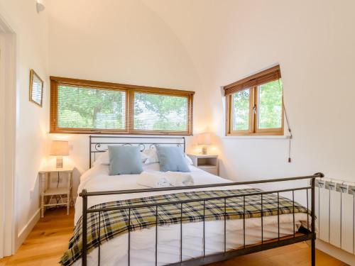 una camera con un letto e due finestre di 1 Bed in Rolvenden 76565 a Rolvenden