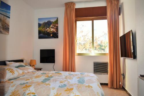 1 dormitorio con cama y ventana en COZY BUNGLOW RINCONDA REAL, en Benidorm
