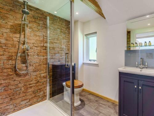 La salle de bains est pourvue d'une douche, de toilettes et d'un lavabo. dans l'établissement 2 Bed in Framfield 80504, à Framfield