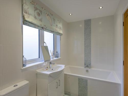 Phòng tắm tại 2 Bed in Lulworth Cove DC170