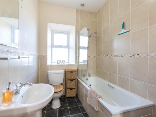 a bathroom with a sink and a toilet and a tub at 1 Bed in Edzell CA335 in Edzell