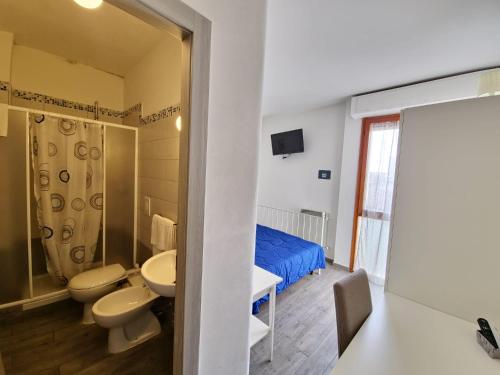 ピサにあるResidenza Cisanelloのバスルーム(洗面台、トイレ付)、ベッド1台が備わります。