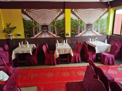 restauracja z dwoma stołami i krzesłami w pokoju w obiekcie hongyuanprimierhotel w Akrze