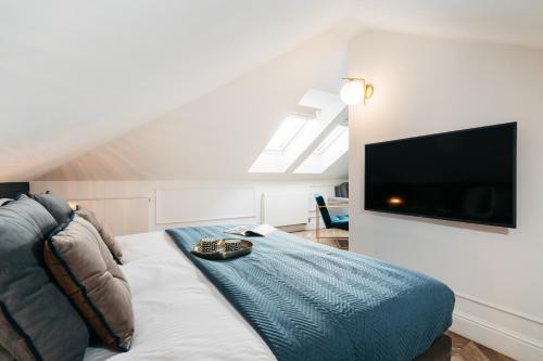 a living room with a couch and a flat screen tv at Central Palace - LoftAffair Collection in Kraków