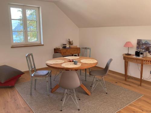 un comedor con mesa y sillas en una habitación en Ferienwohnungen Haus Rose Marie, en Grundlsee