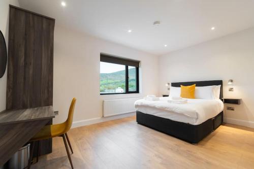 丁格尔Dingle Way Rest ,Luxury holiday home的带一张大床和一扇窗户的卧室