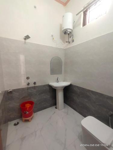 y baño con lavabo y aseo. en Gharonda Homestay, en Dogadda