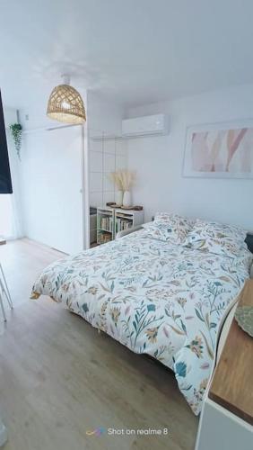 ein Schlafzimmer mit einem Bett, einem Tisch und einem sidx sidx sidx in der Unterkunft ROMY Studio à 5 min de la plage in Canet-en-Roussillon