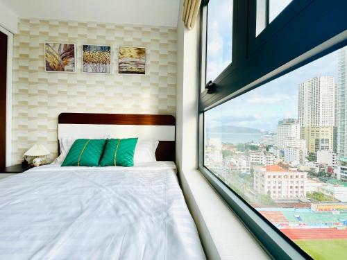 Giường trong phòng chung tại 2BR - Cozy And Convenient Apt For Family