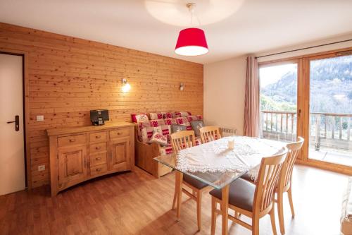 - une salle à manger avec une table et des chaises dans l'établissement Le Hameau SPA & PISCINE studio 4pers by Alpvision Résidences, à Orelle