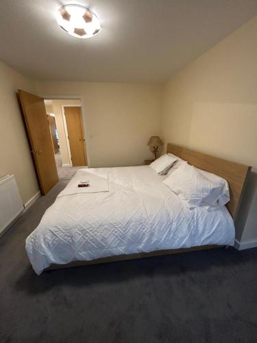 a bedroom with a large white bed in it at Luxury 2 Bedroom Apartment around LCY Airport in London