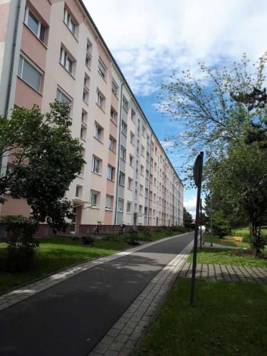 an empty street in front of a large building at Nordstraße 4 - Ferienwohnung für 2 Personen in Neukieritzsch in Neukieritzsch