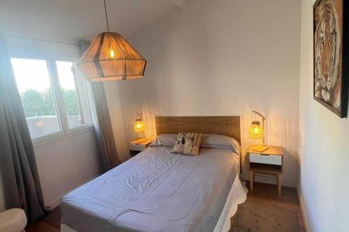 une chambre avec un lit et deux lampes et une fenêtre dans l'établissement Villa A Liccia piscine 4pers proche Ville et Port, à Porto-Vecchio