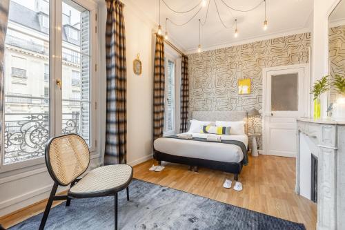 une chambre avec un lit et une cheminée dans l'établissement Sweett - Lescot, à Paris