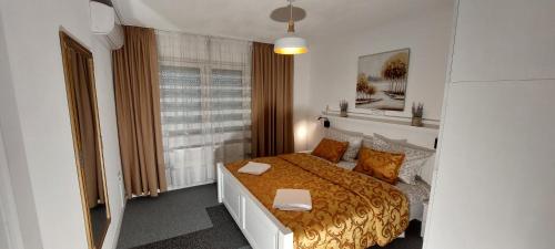 een kleine slaapkamer met een bed en een raam bij VILLA HIPODROM ilidza apartments in Sarajevo