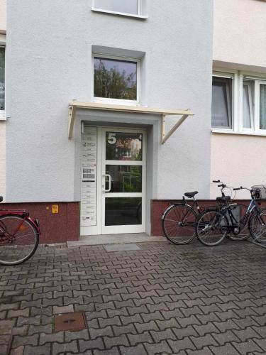 twee fietsen geparkeerd voor een gebouw bij Nordstraße 5 - Ferienwohnung für 2 Personen in Neukieritzsch in Neukieritzsch