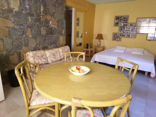 ein Zimmer mit einem Tisch und einer Obstschale darauf in der Unterkunft Chambre indépendante in Porto Novo