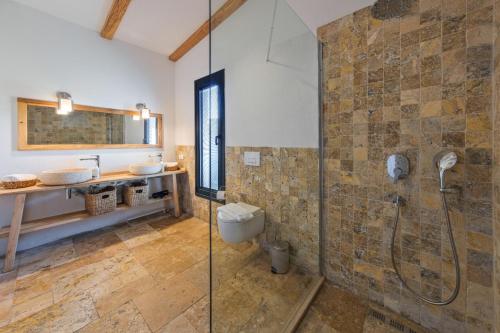La salle de bains est pourvue d'une douche en verre et de toilettes. dans l'établissement Villa Cesur, à Fethiye