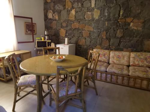 einen Tisch und Stühle im Wohnzimmer mit Sofa in der Unterkunft Chambre indépendante in Porto Novo