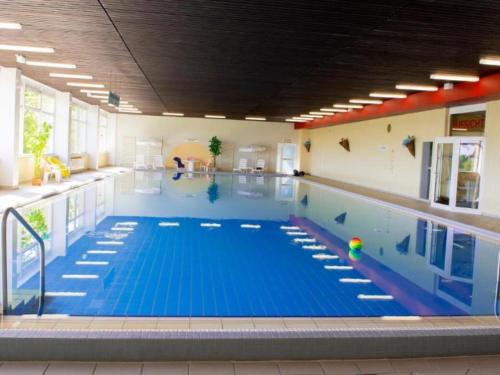a large indoor swimming pool with a large pool at Apartment Walpurgis mit toller Aussicht & Schwimmbad in Hohegeiß
