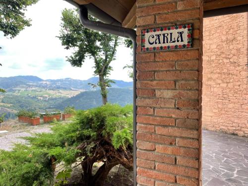 a sign on the side of a brick wall at Val di Codena - Holiday Home in Vetto