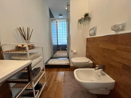 uma casa de banho com um lavatório e um WC. em Casa MarEtna em Catânia