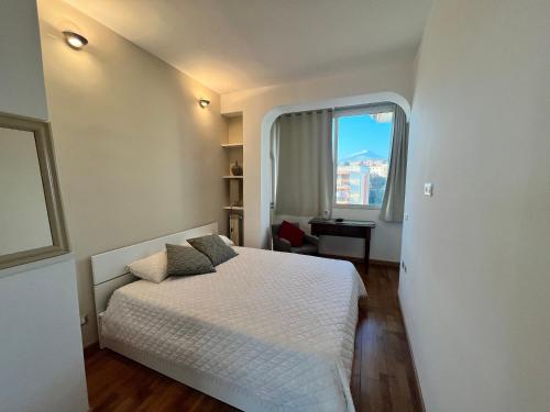 um quarto com uma cama e uma janela com uma secretária em Casa MarEtna em Catânia
