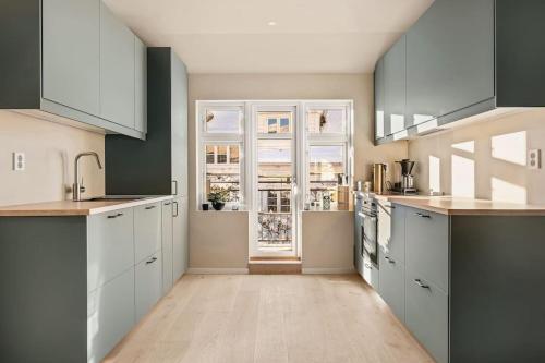 Köök või kööginurk majutusasutuses Dinbnb Apartment I New high-end penthouse apt - Wine, Dine & Views