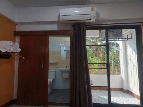 a bathroom with a tub and a toilet and a window at Ratchawong Place ราชวงศ์ เพลส --หลังพ่อขุน-- in Phayao