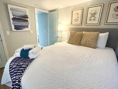 1 dormitorio con 1 cama blanca grande con almohadas en Pet- & kid-equipped 2 br cottage near downtown, en Charleston