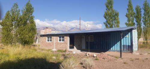 uma pequena casa no meio de um campo em El portal de san alberto ruta 149 km 10 em Uspallata