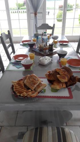 RouvroyにあるMaison d hôtes Salvatriceのペストリーの皿が置かれたテーブル