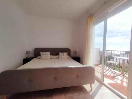 Posteľ alebo postele v izbe v ubytovaní Nerja Sun Apartments Casa Cipreses 8