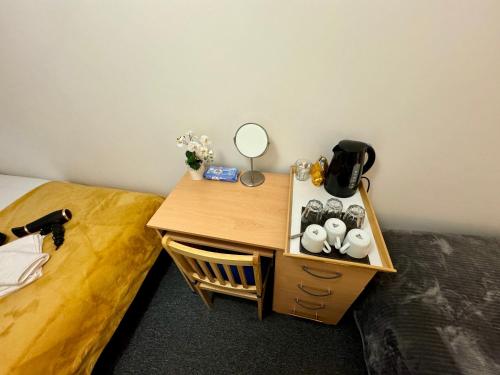 escritorio con espejo junto a 2 camas en Cosmopolitan Comfort Private Bedrooms in Euston 106, en Londres