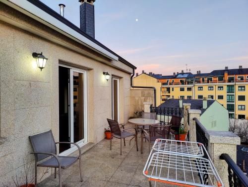 a patio with chairs and a table on a balcony at Casa-Nova in Sarria