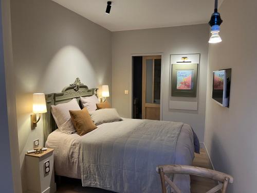 um quarto com uma cama grande e uma cadeira em Maison Baudry Bethune - Bedroom em Béthune