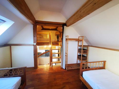 Cette chambre comprend 2 lits et une échelle. dans l'établissement Maison 6 pers Piscine Privée Plazac, à Plazac