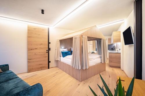 ein Schlafzimmer mit einem Bett mit Baldachin in der Unterkunft Avia Living Elisabeth in Bruneck