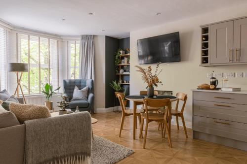 Χώρος καθιστικού στο Cohost Partners | Close to City Centre | One BR!