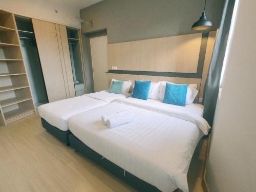 En eller flere senge i et værelse på CozyStay Windmill 2-bedrooms 7pax Free WiFi Parking No Deposit No Queue