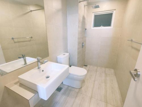 雲頂高原的住宿－CozyStay Windmill 2-bedrooms 7pax Free WiFi Parking No Deposit No Queue，白色的浴室设有水槽和卫生间。