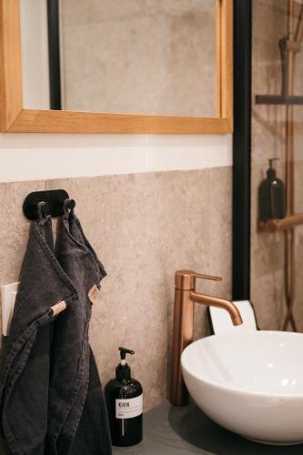 W łazience znajduje się umywalka, lustro i ręcznik. w obiekcie Allé på Österlen w mieście Kivik