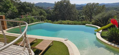- une grande piscine avec toboggan dans l'arrière-cour dans l'établissement villas-majos : Magnifique villa vue mer à 3 minutes des plages, à Sainte-Lucie de Porto-Vecchio
