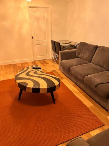 - un salon avec un canapé et une table basse dans l'établissement 2 bed Solihull near NEC Airport, JLR, Resort Wrld, à Solihull
