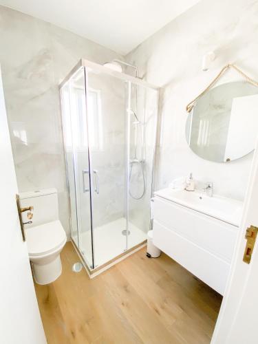 a bathroom with a shower and a toilet and a sink at Casa Rostam - Duplex avec Terrasses - Ferragudo in Ferragudo